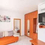 Апартаменты Lovely In With Wifi Дубровник